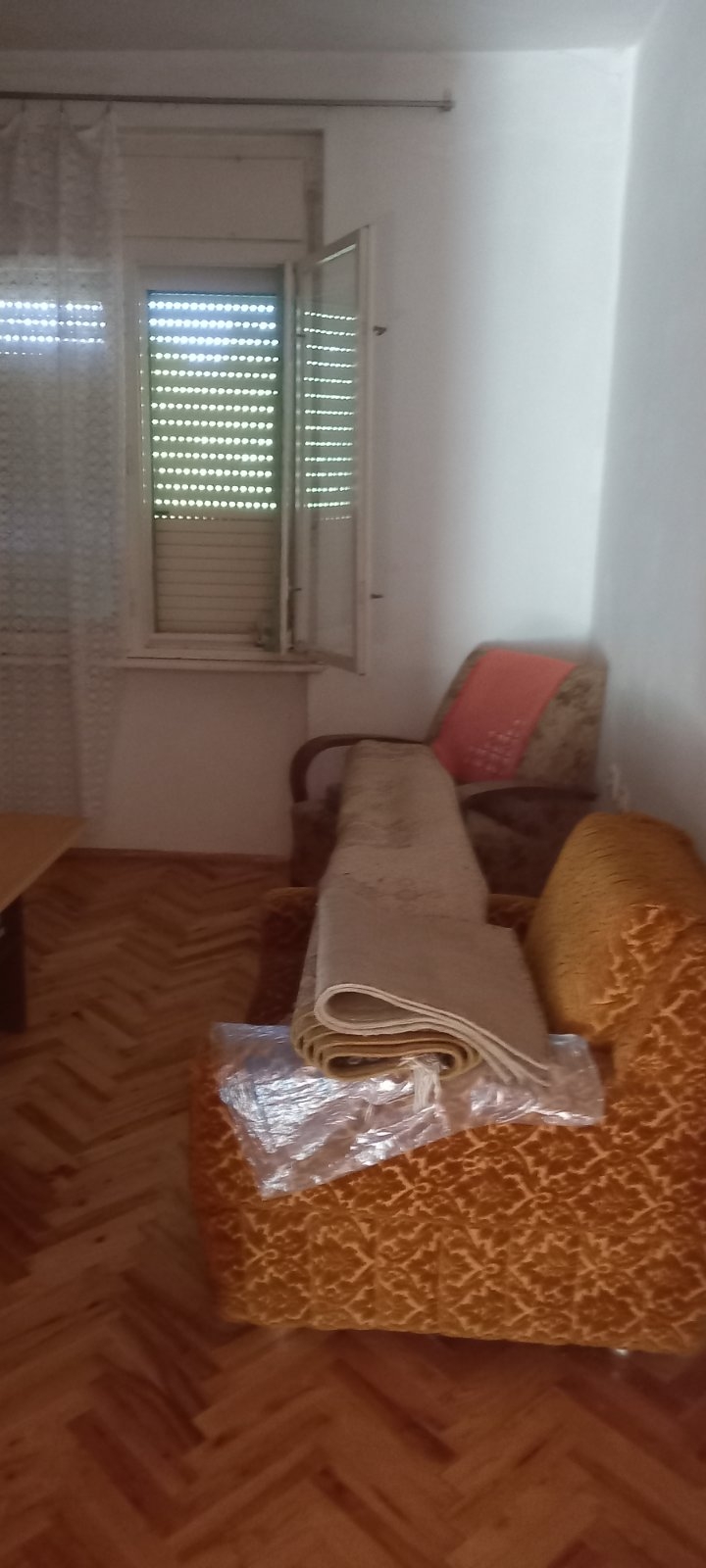 Prodajem kucu u centru Perleza