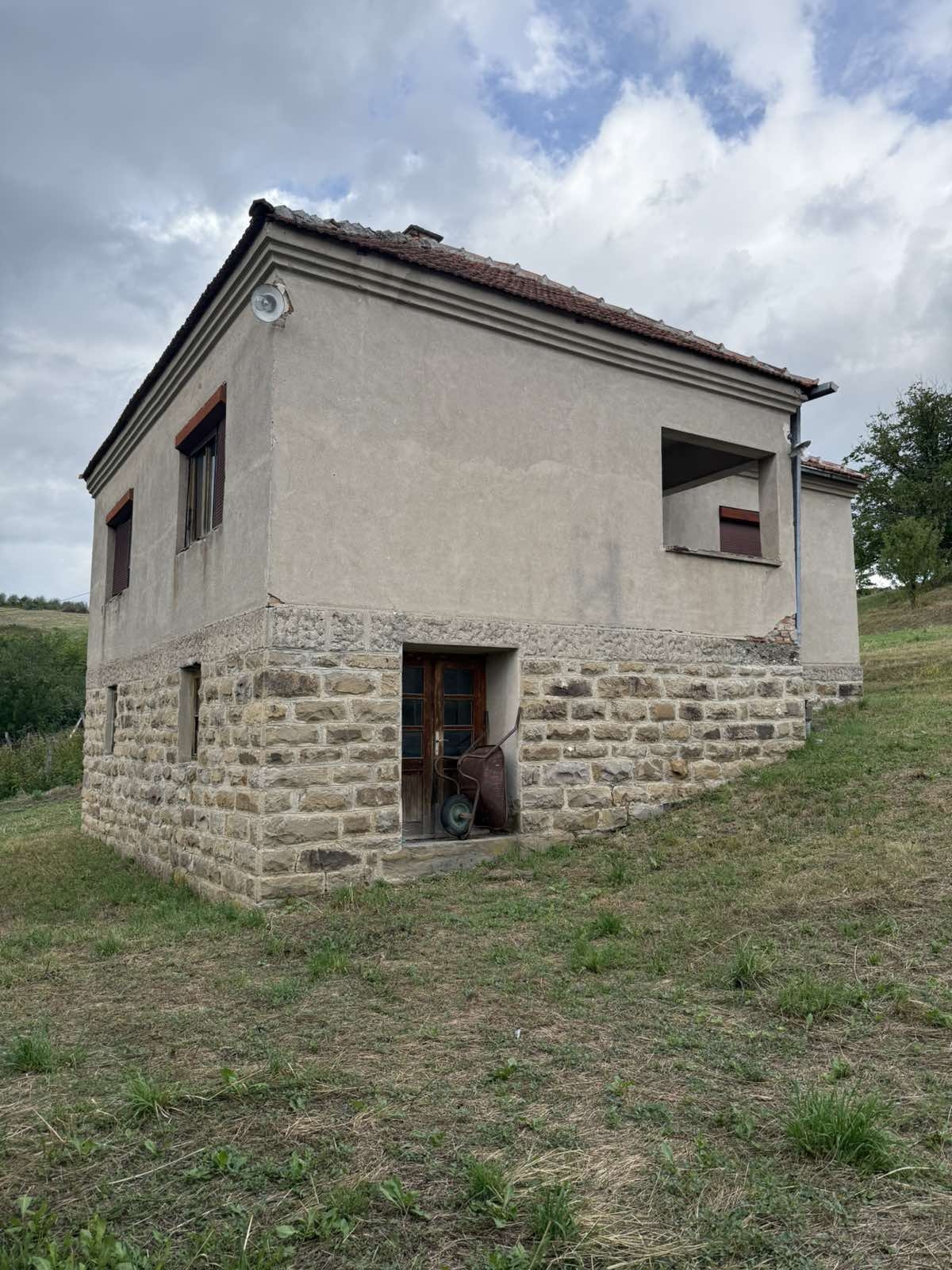 Prodajem kucu u selu Viča-Lučani