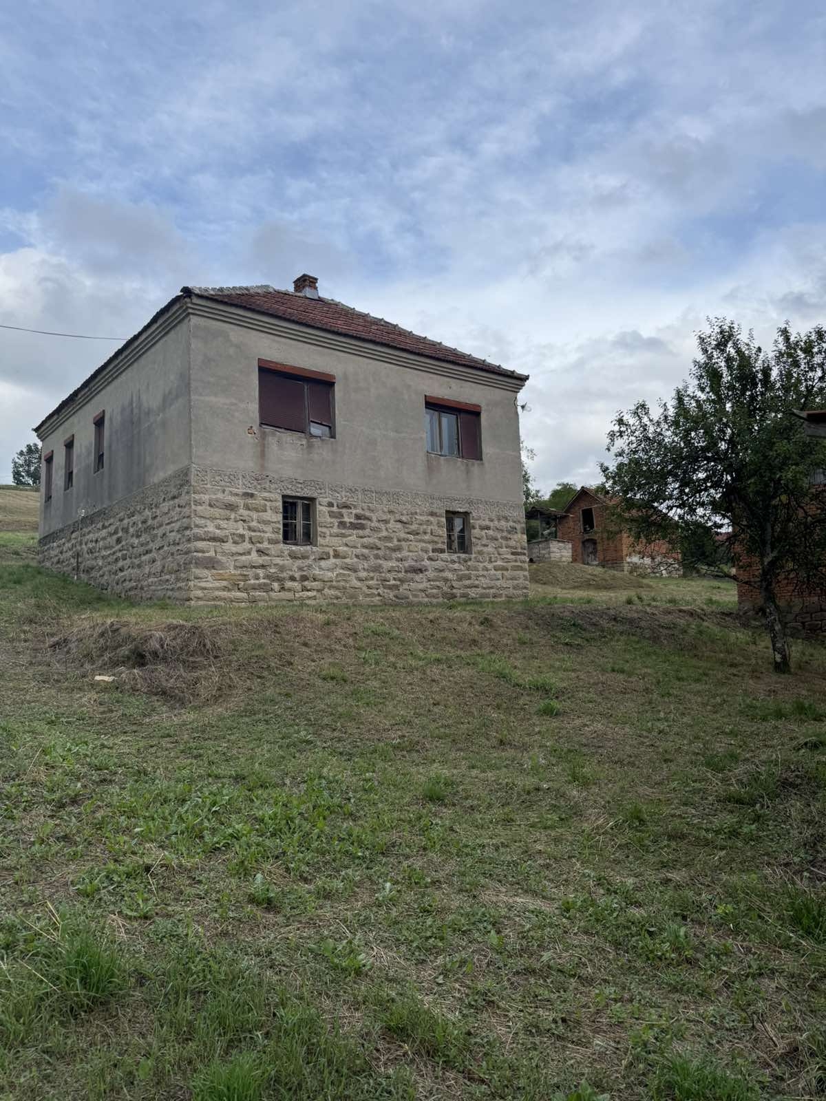 Prodajem kucu u selu Viča-Lučani