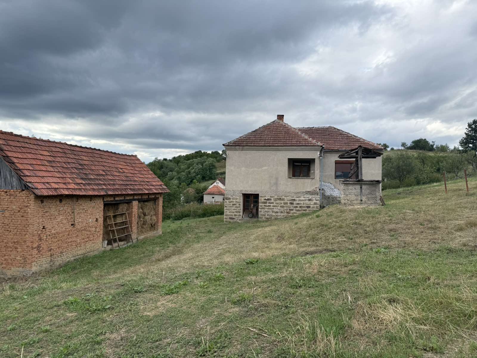 Prodajem kucu u selu Viča-Lučani