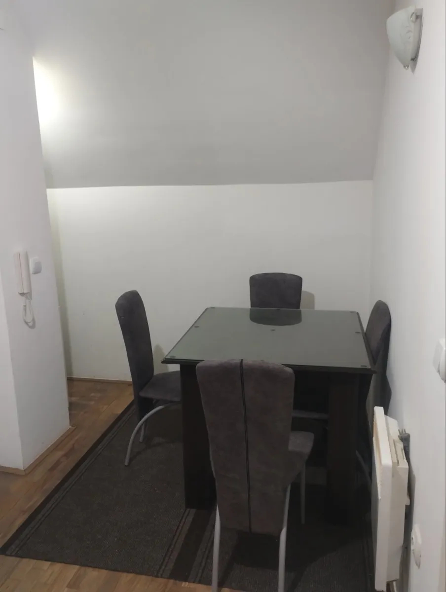 Izdaje se dvosoban stan na dobroj lokaciji