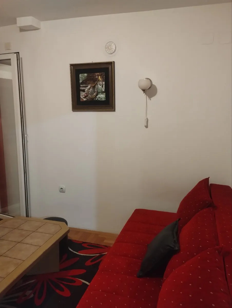 Izdaje se dvosoban stan na dobroj lokaciji