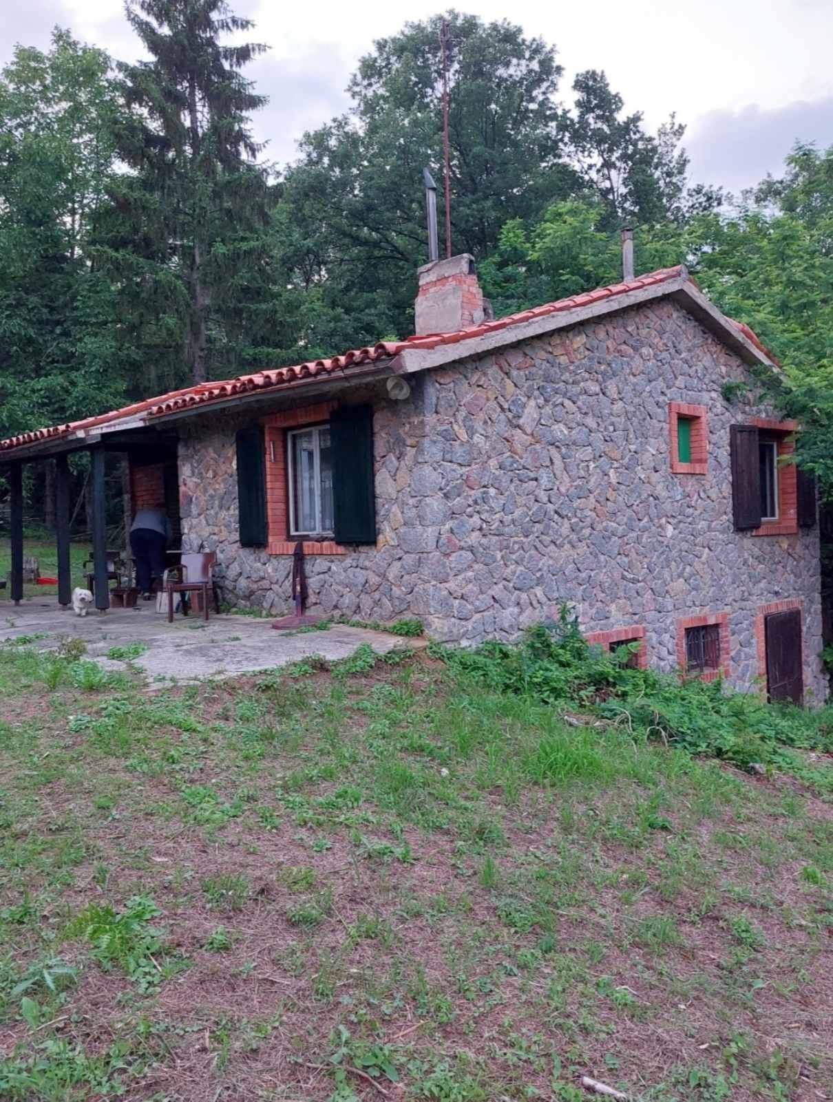 Prodajem kamenu kucu