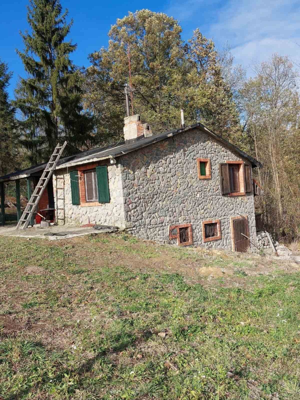 Prodajem kamenu kucu