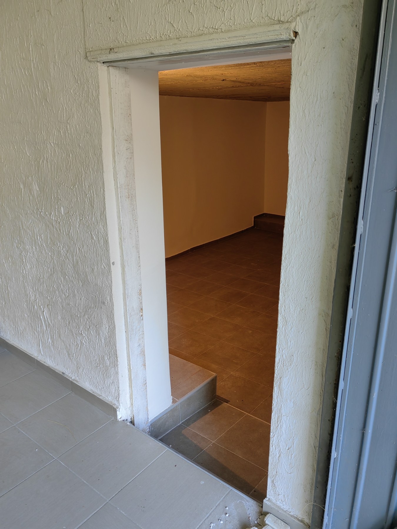 Prodajem magacin-garazu u Zemun Polju