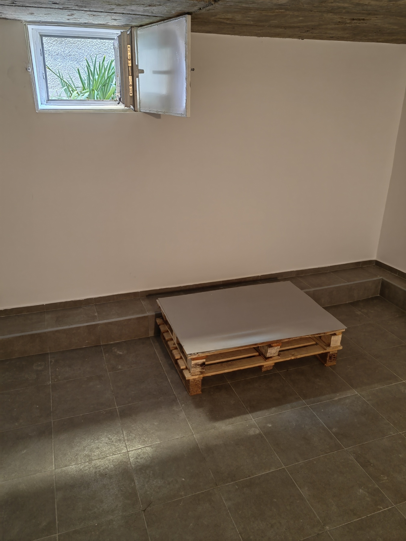 Prodajem magacin-garazu u Zemun Polju