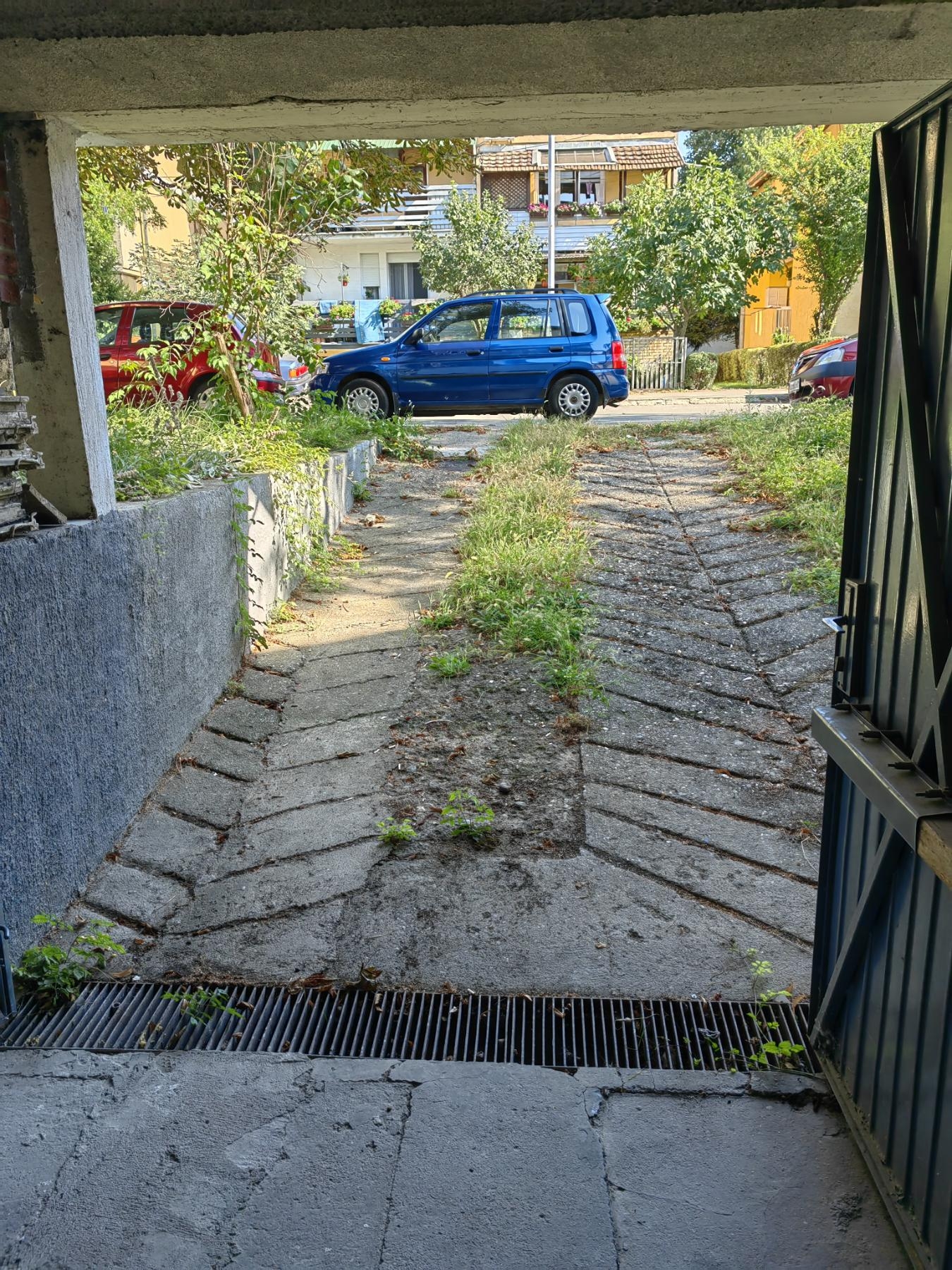 Prodajem magacin-garazu u Zemun Polju