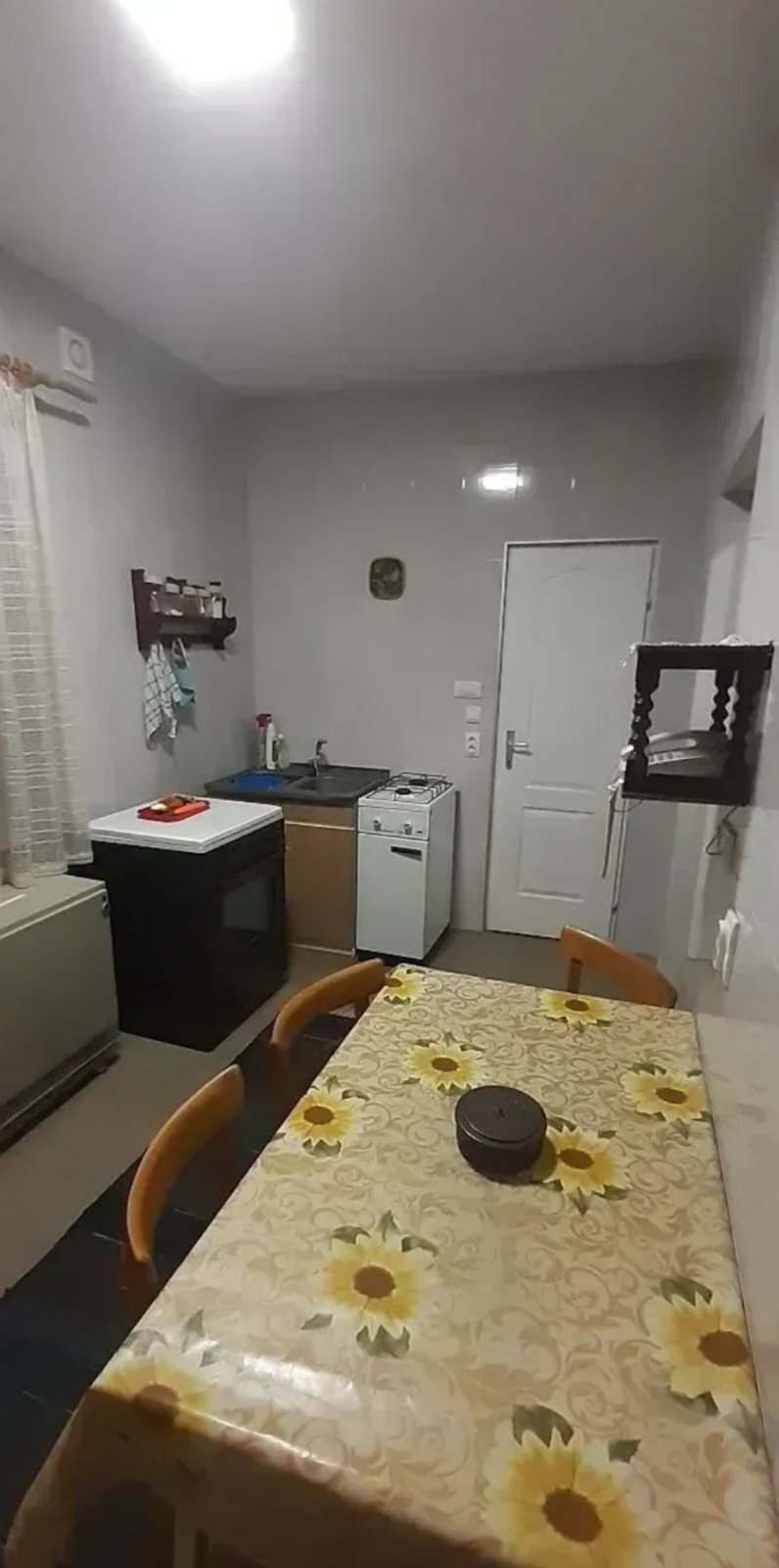 Prodajem kucu u Beceju