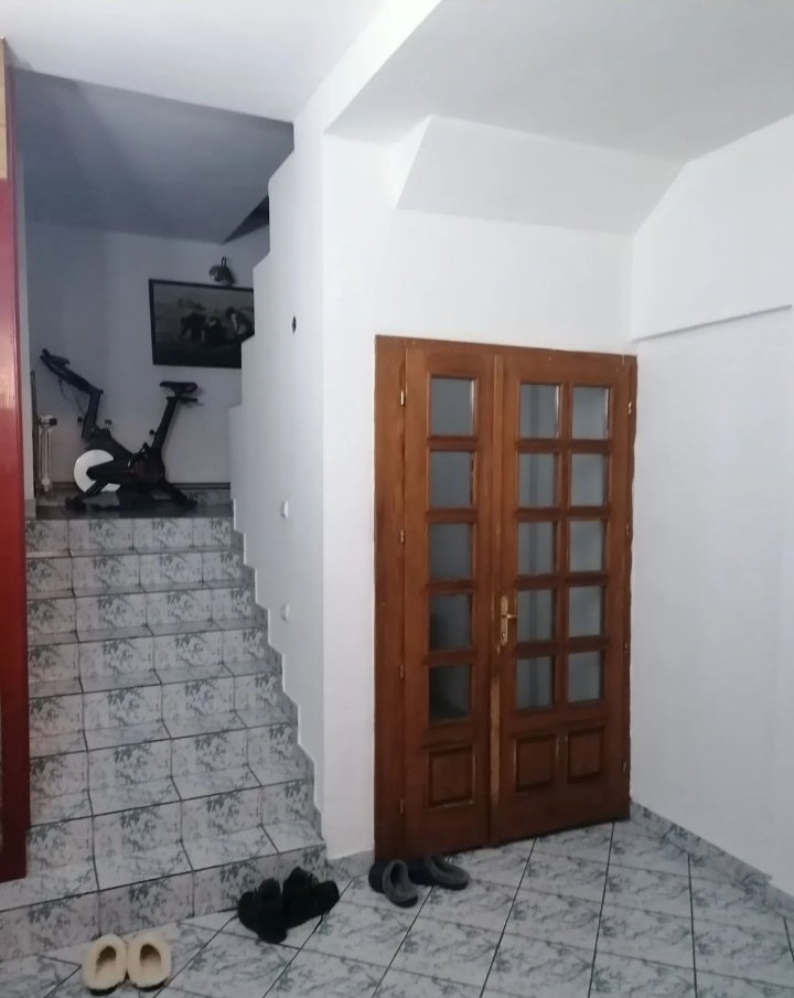 Prodajem trosoban salonski stan Prodajem trosoban salonski stan