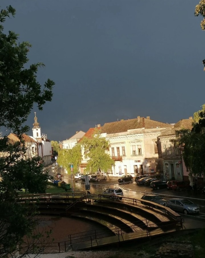 Prodajem trosoban salonski stan Prodajem trosoban salonski stan