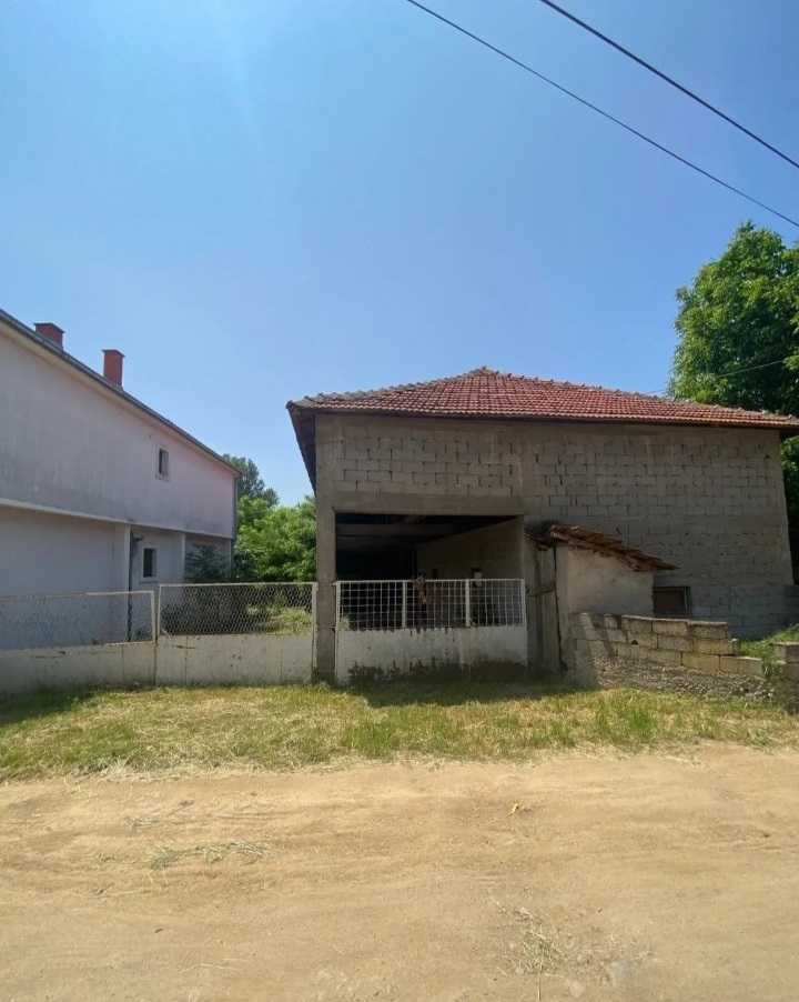 Prodajem seosko domacinstvo sa okolnim placem