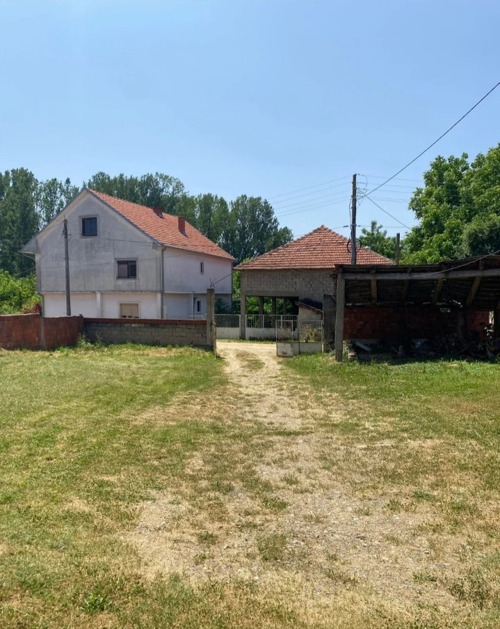 Prodajem seosko domacinstvo sa okolnim placem