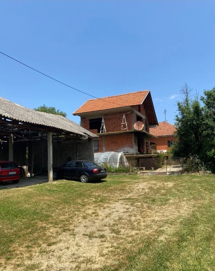 Prodajem seosko domacinstvo sa okolnim placem