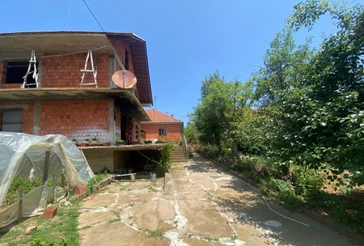 Prodajem seosko domacinstvo sa okolnim placem