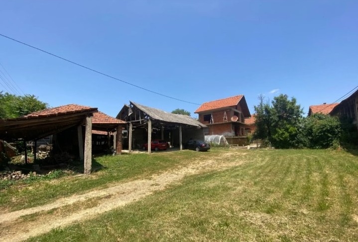 Prodajem seosko domacinstvo sa okolnim placem