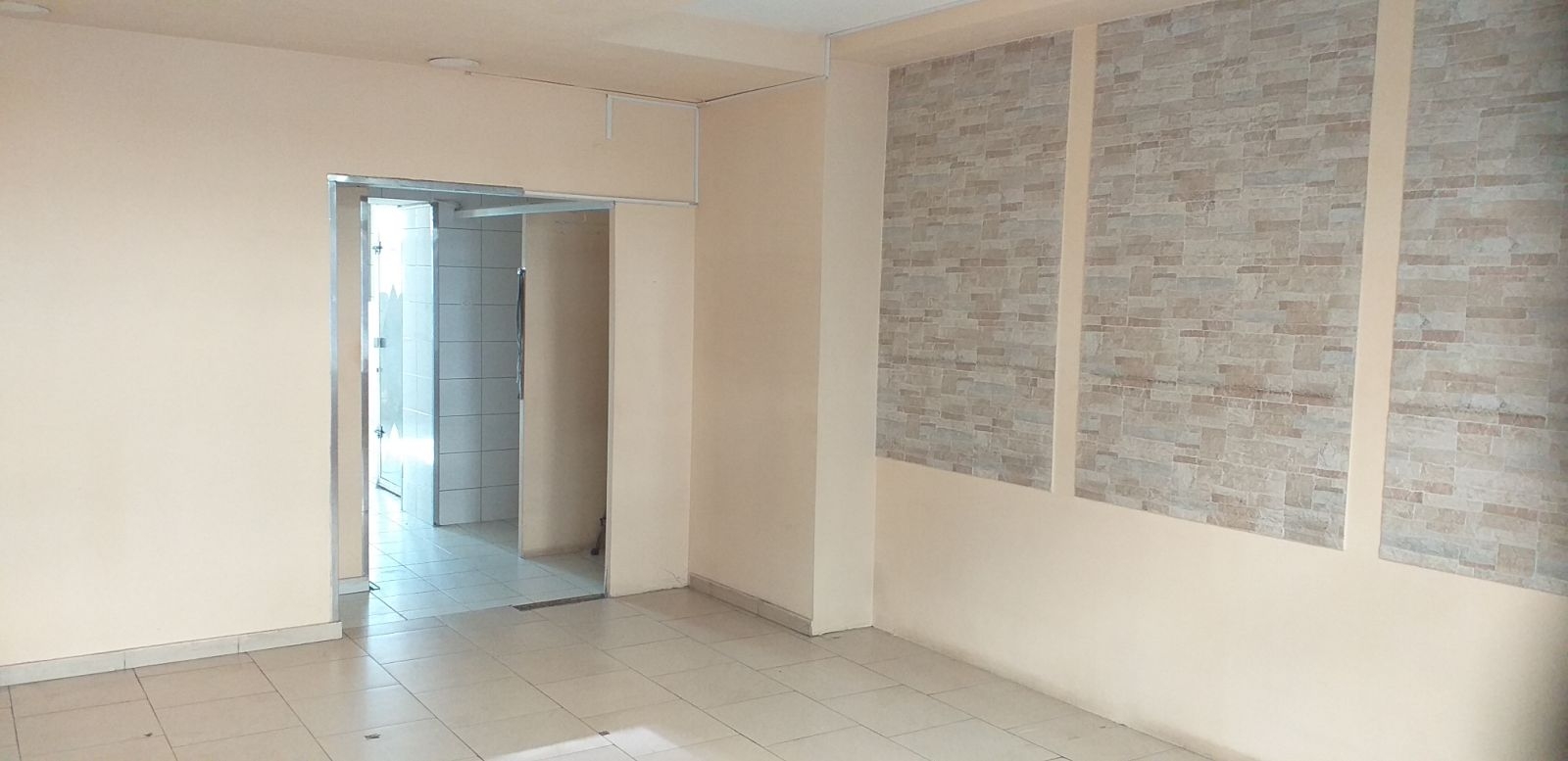  Lokal u centru pogodan za Frizerski salon