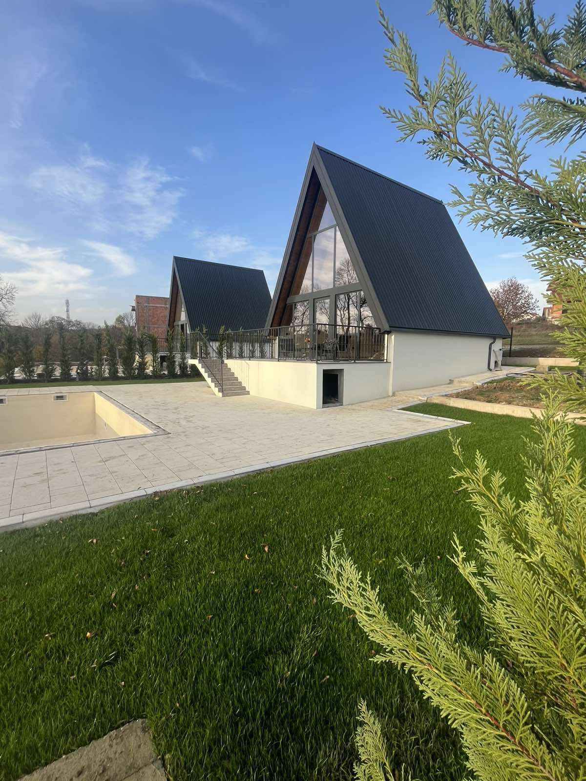 Na prodaju 2 A-Frame kuce sa bazenima