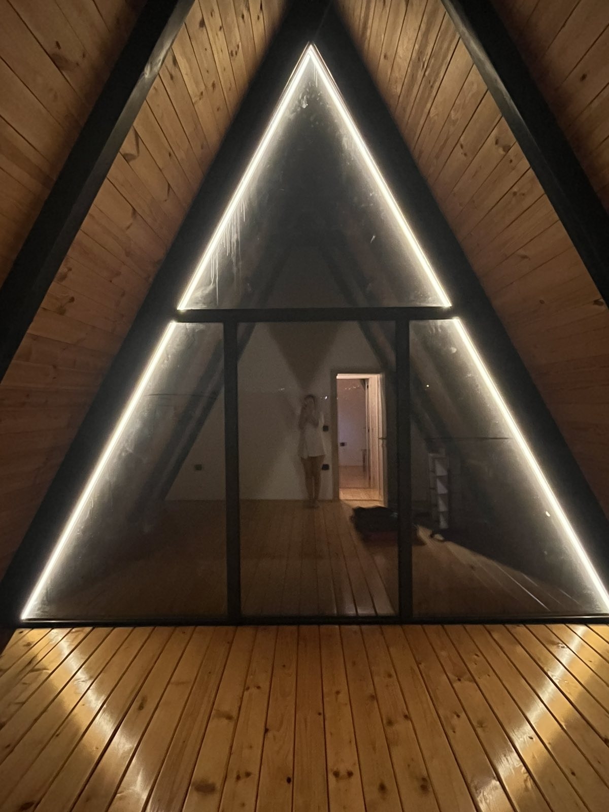 Na prodaju 2 A-Frame kuce sa bazenima