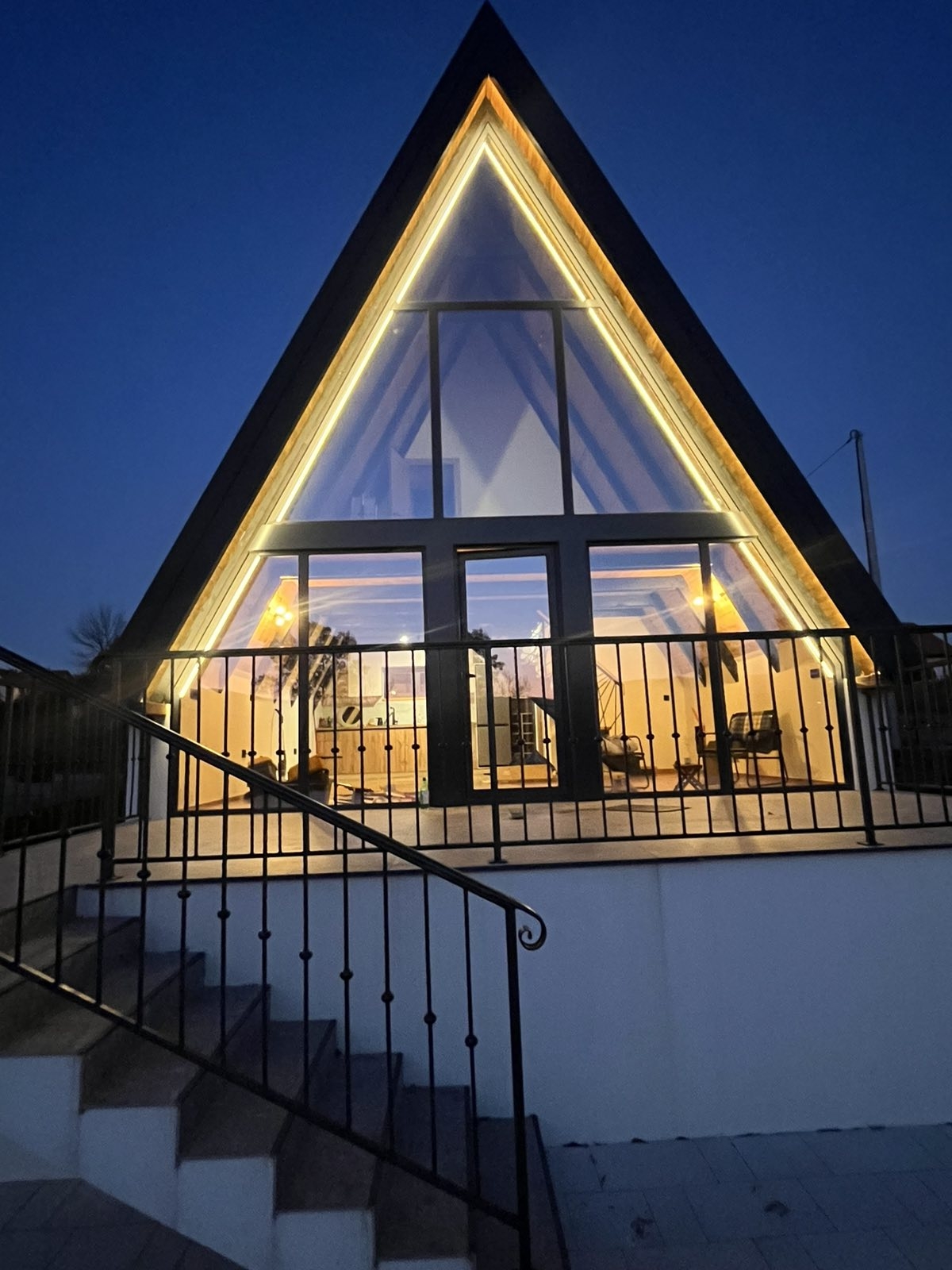 Na prodaju 2 A-Frame kuce sa bazenima