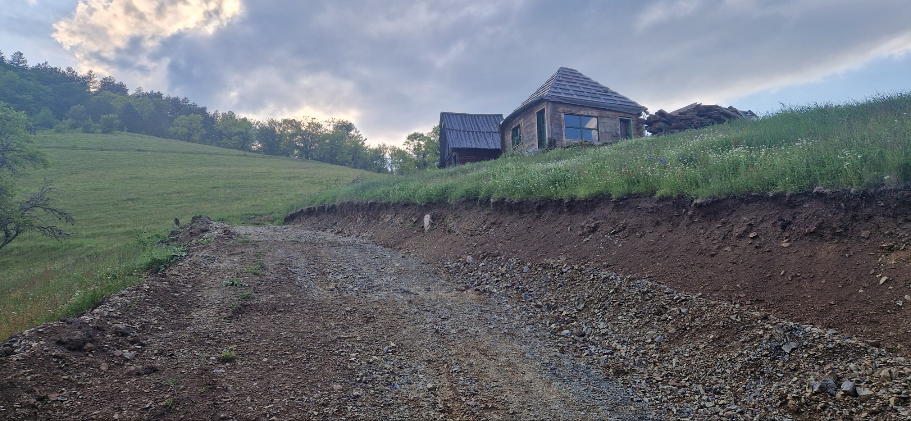 Prodajem plac sa brvnarama na Zlatiboru