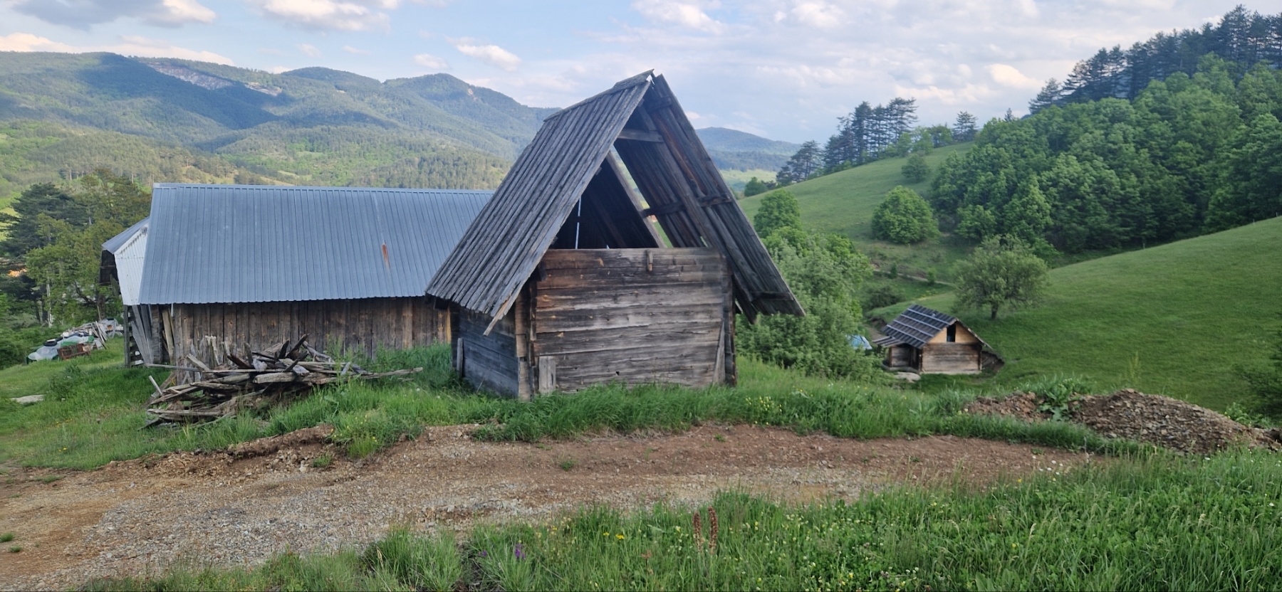 Prodajem plac sa brvnarama na Zlatiboru