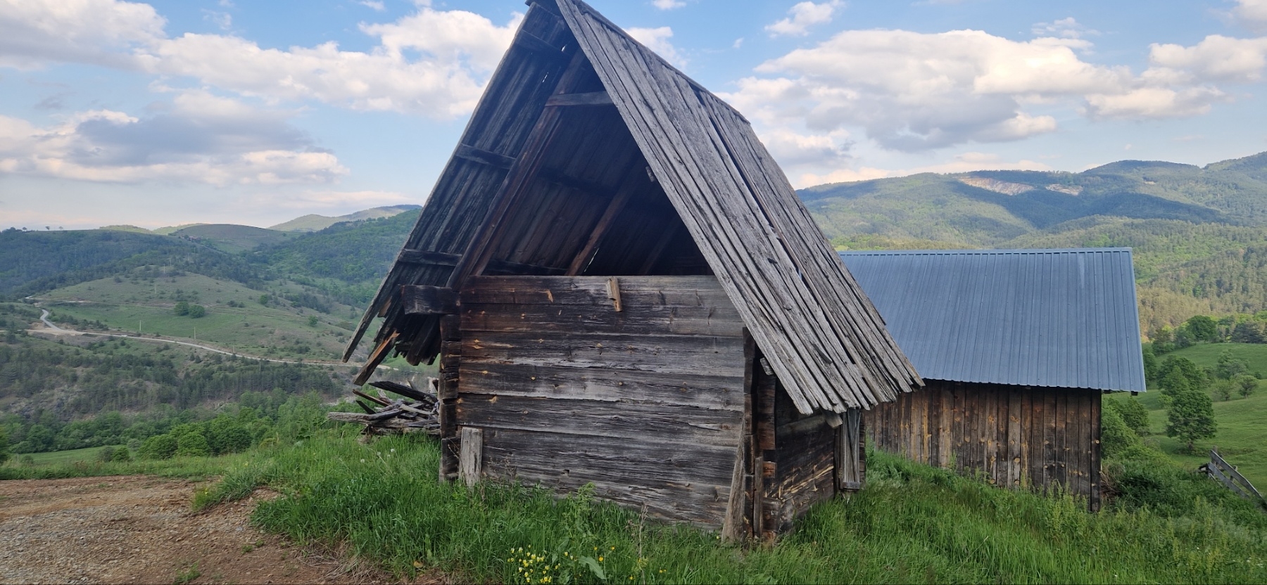 Prodajem plac sa brvnarama na Zlatiboru