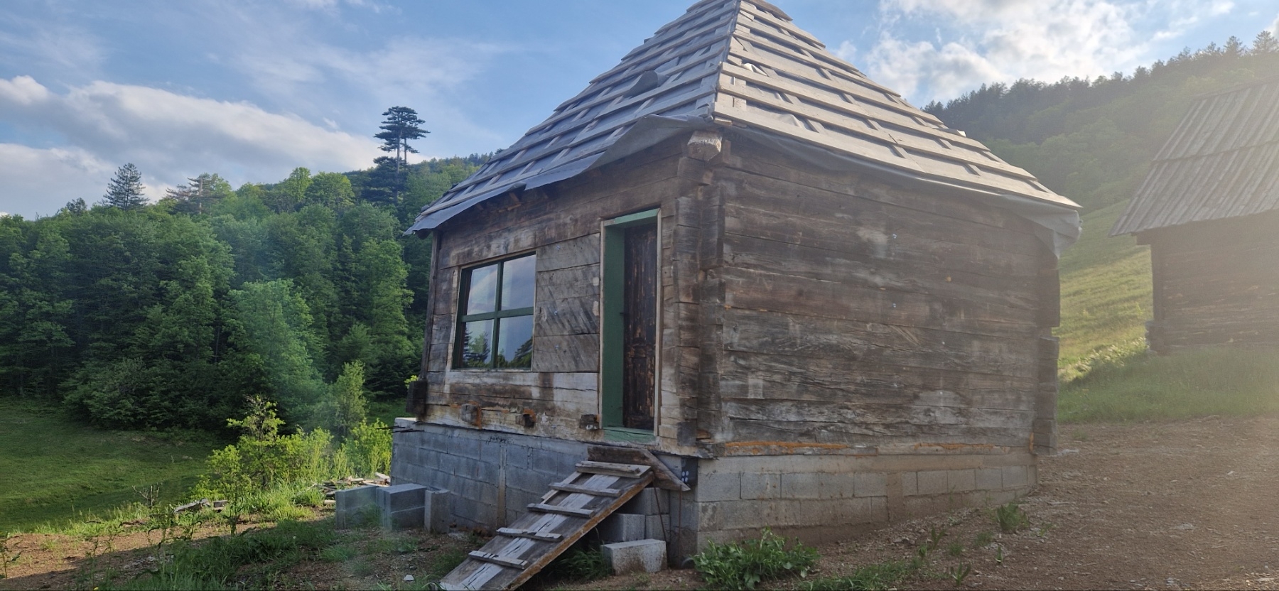 Prodajem plac sa brvnarama na Zlatiboru