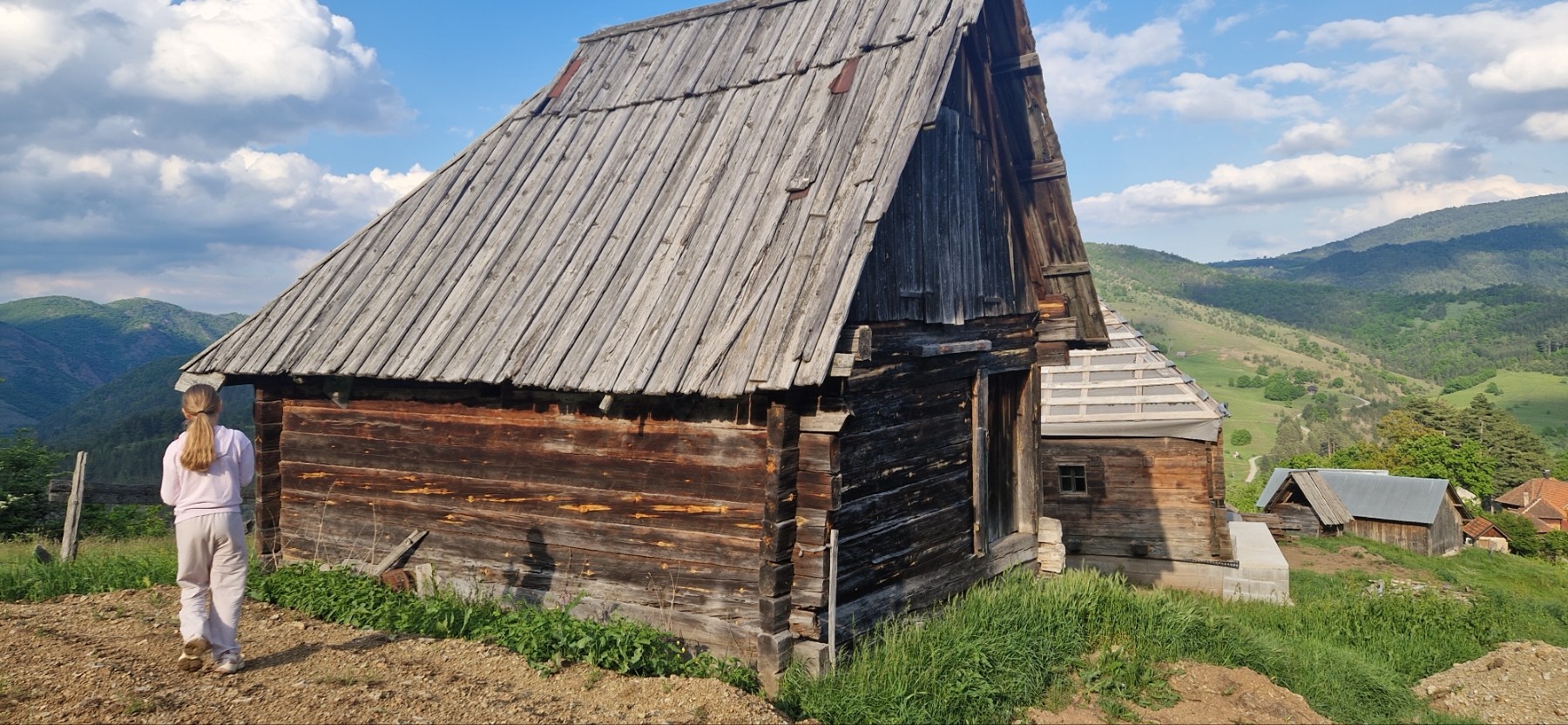 Prodajem plac sa brvnarama na Zlatiboru