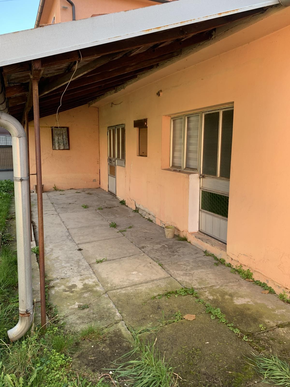 Prodajem dve kuce u Velikim Crljenima