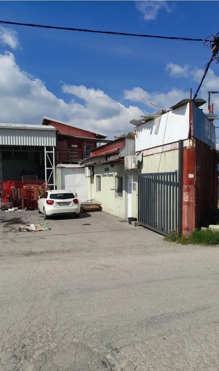 Poslovno-stambeni prostor,hala