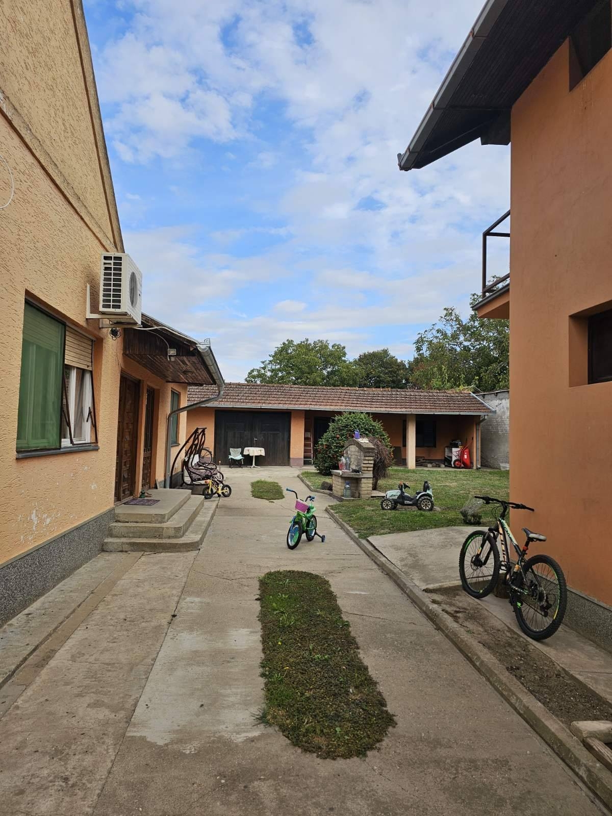 Prodaju se dve kuce na placu u Bačkoj Topoli