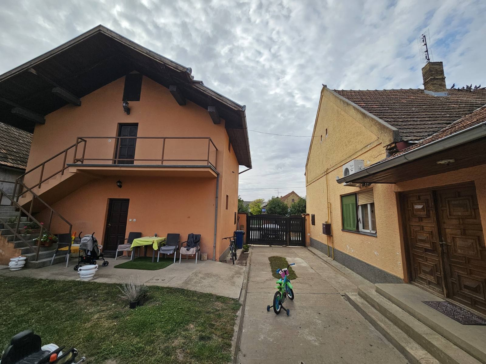 Prodaju se dve kuce na placu u Bačkoj Topoli