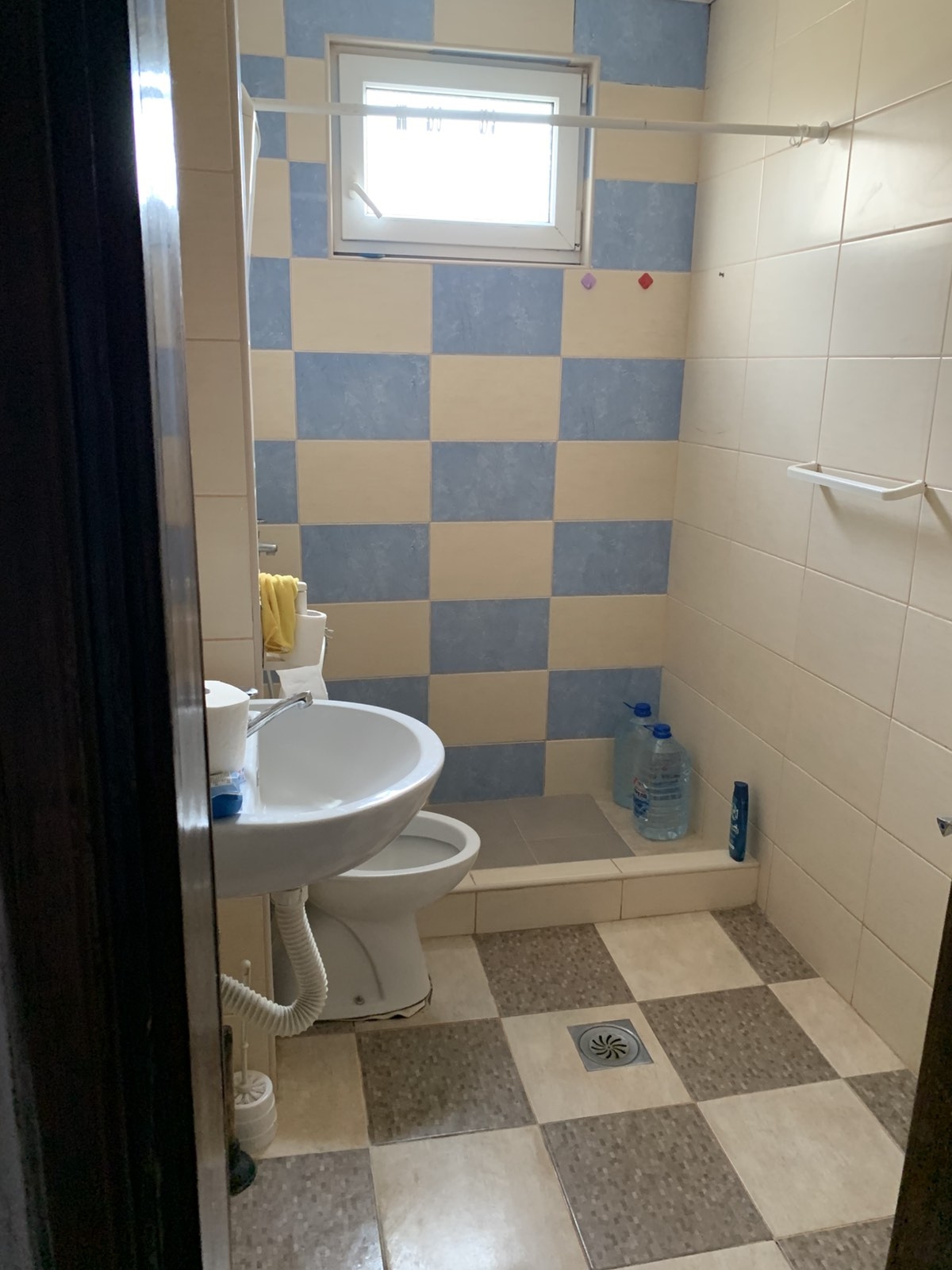 Prodajem polovinu kuce u Lazarevcu