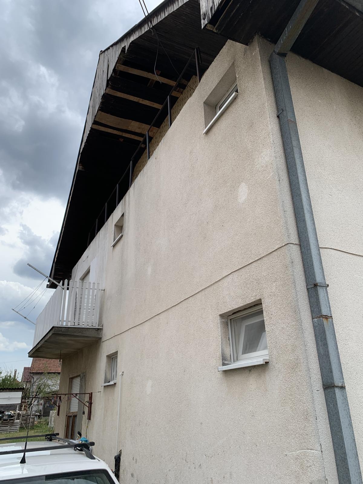 Prodajem polovinu kuce u Lazarevcu