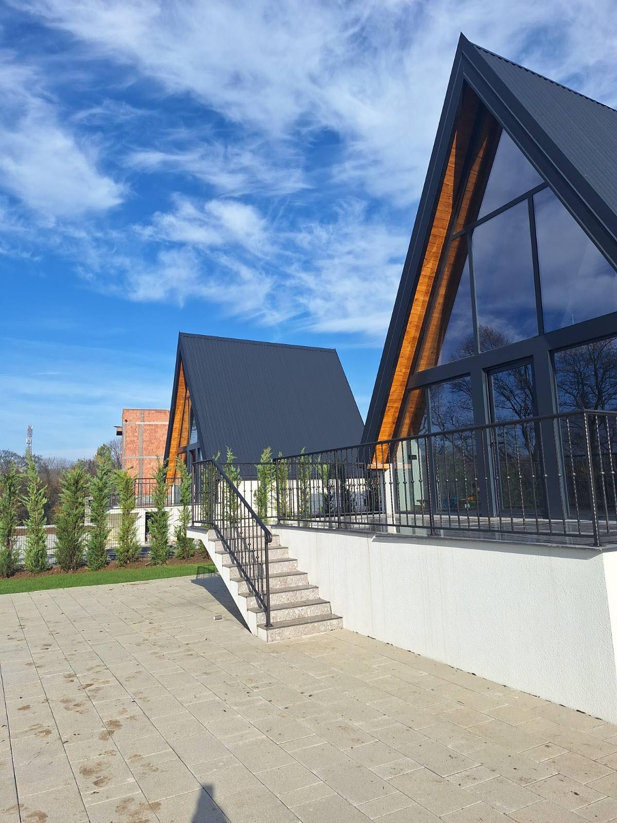 Na prodaju 2 A-Frame kuce sa bazenima