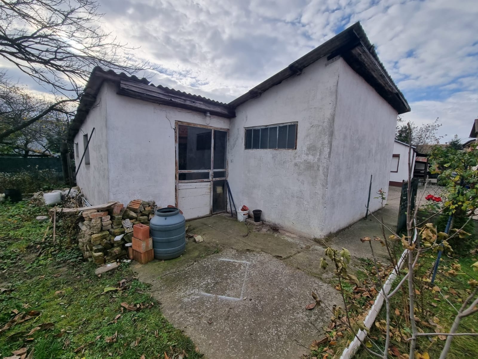 Kuca i pomocni objekti 220m2,plac 11ari