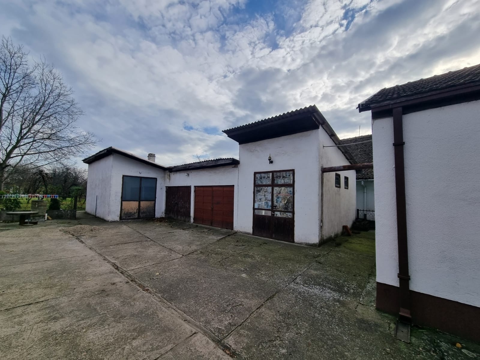 Kuca i pomocni objekti 220m2,plac 11ari