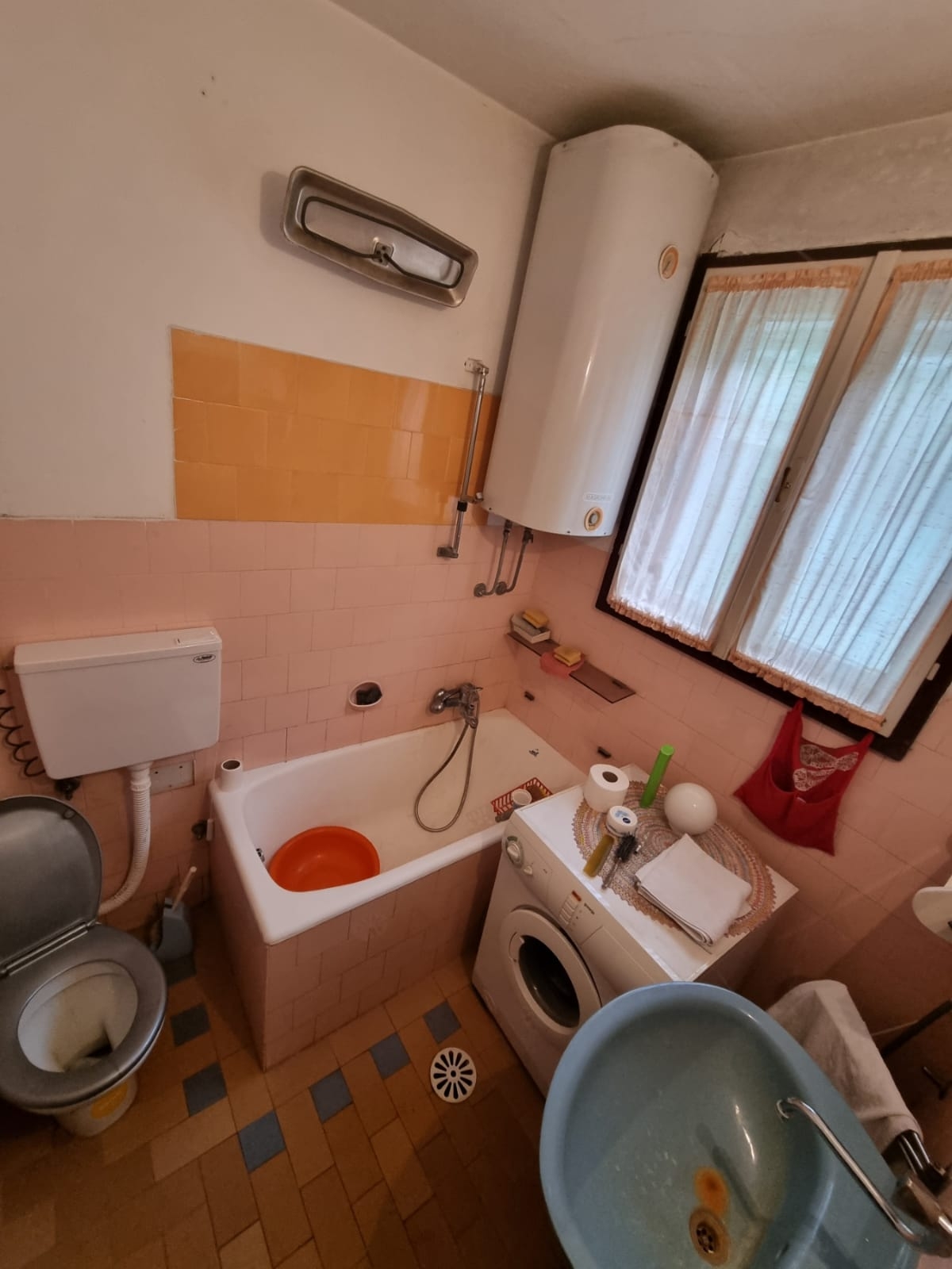 Kuca i pomocni objekti 220m2,plac 11ari