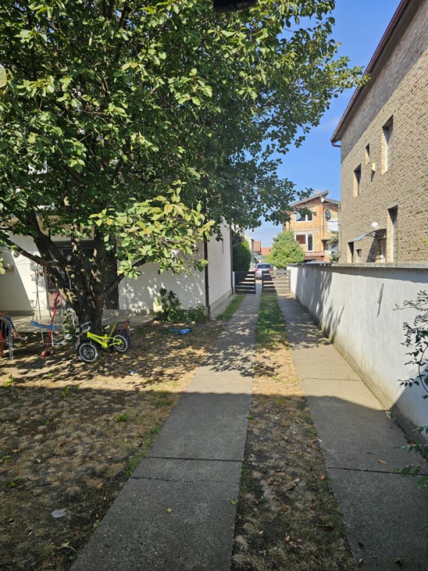 Kuca sa poslovnim objektom-Nova Pazova