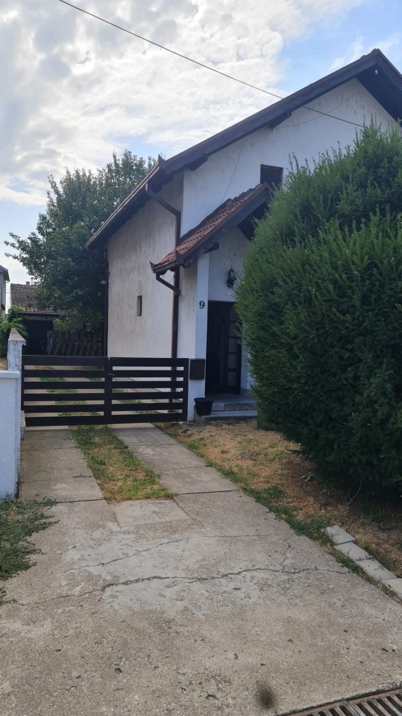 Kuca sa poslovnim objektom-Nova Pazova