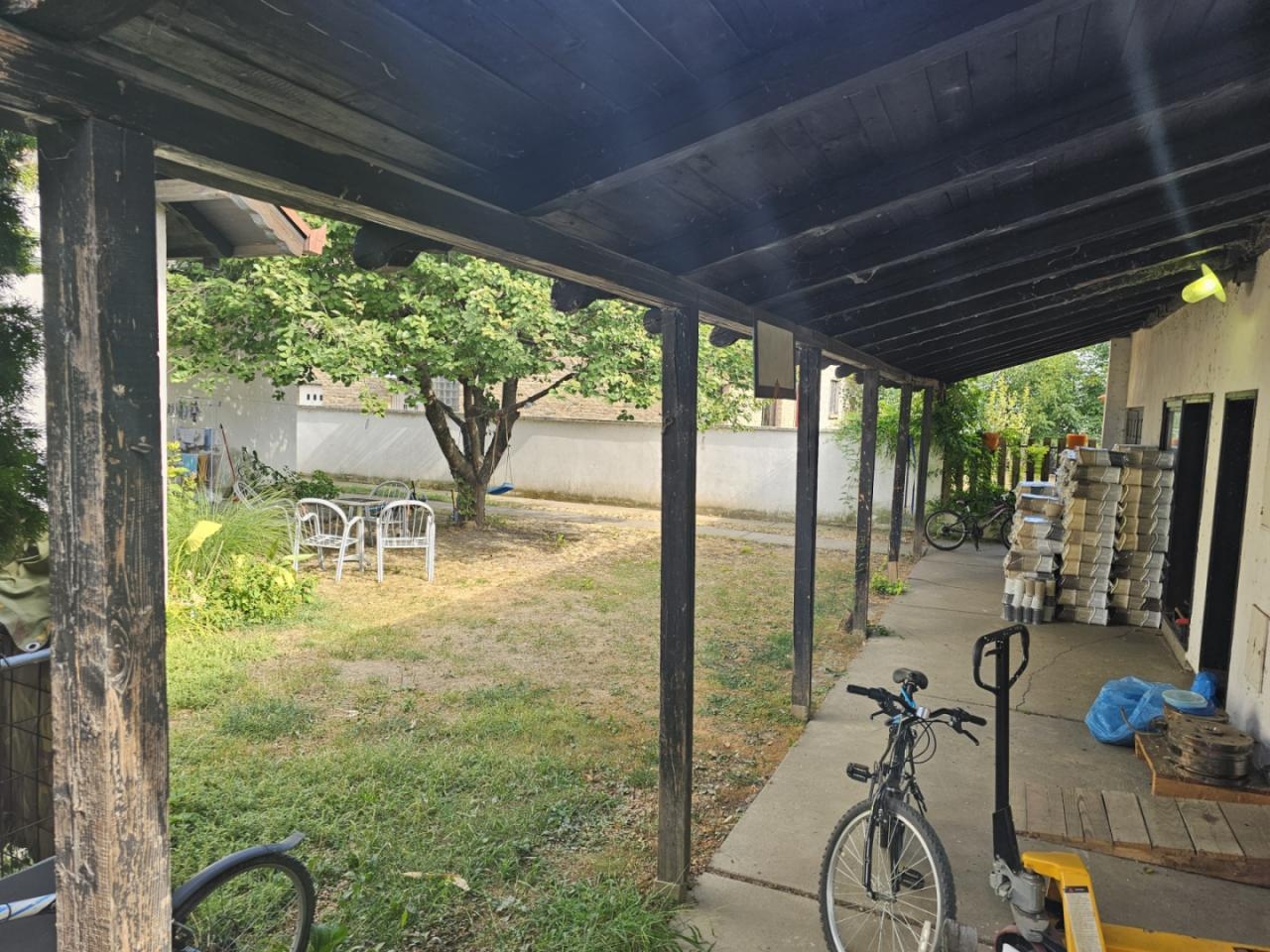 Kuca sa poslovnim objektom-Nova Pazova