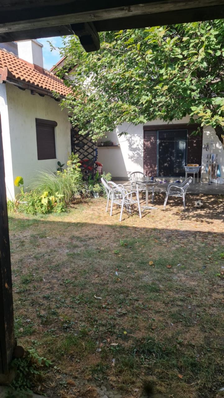 Kuca sa poslovnim objektom-Nova Pazova