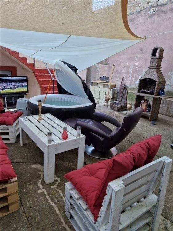 Centar Zemuna kuca sa dva stana-retko u ponudi