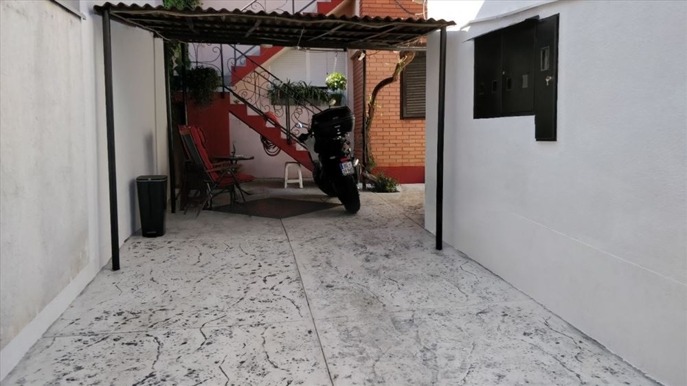 Centar Zemuna kuca sa dva stana-retko u ponudi