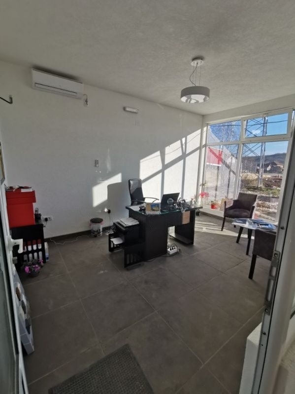 Poslovni prostor u Pojatu