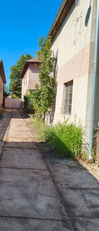 Porodična kuca sa velikim placem u Novosadskoj uli