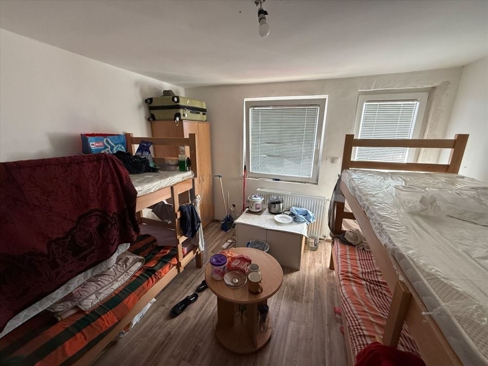 Prodajem kucu-smeštaj za radnike-Vojka