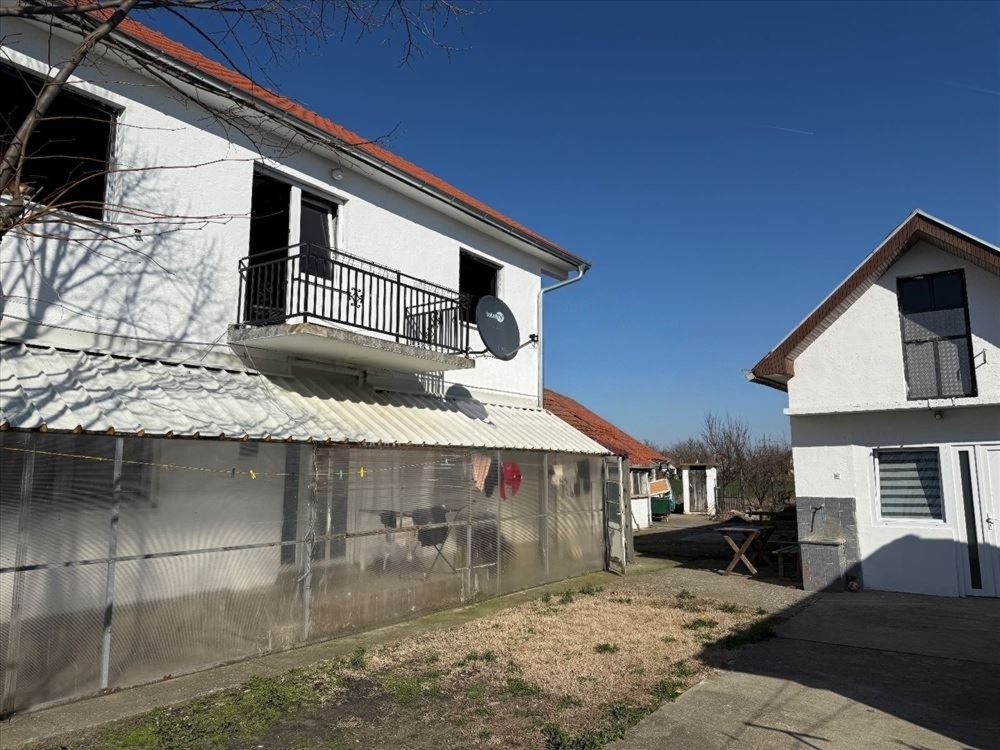 Prodajem kucu-smeštaj za radnike-Vojka