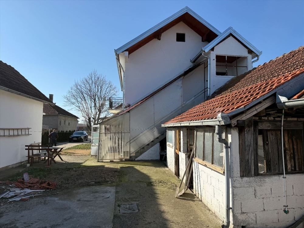 Prodajem kucu-smeštaj za radnike-Vojka