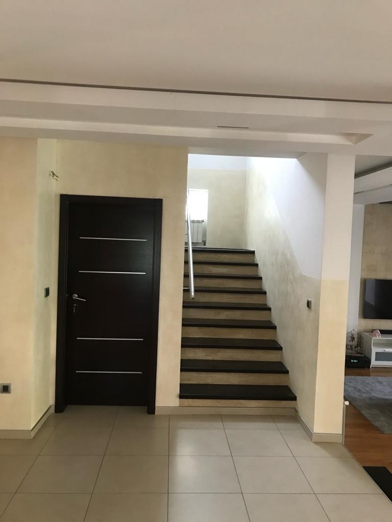 Izdaje se porodicna kuca u Zemunu